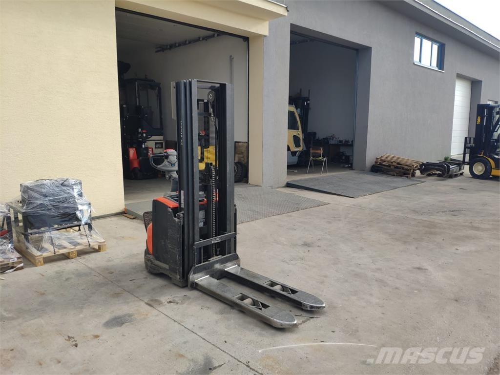 BT SWE120 Ajettavat pinoamisvaunut