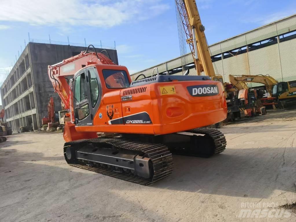 Doosan DX 225 Telakaivukoneet