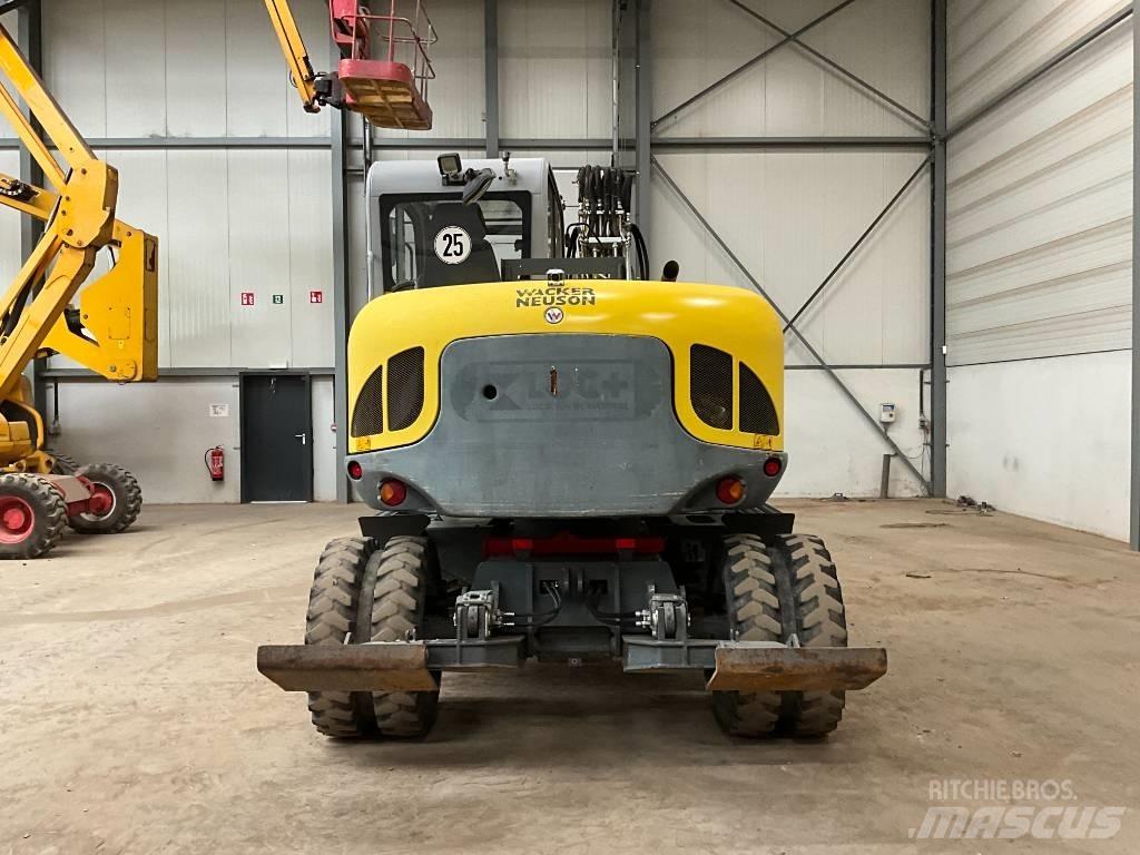 Neuson EW 100 Pyöräkaivukoneet