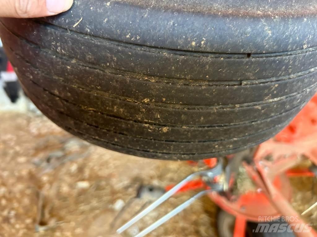 Kuhn GF10812 Pöyhimet ja haravat