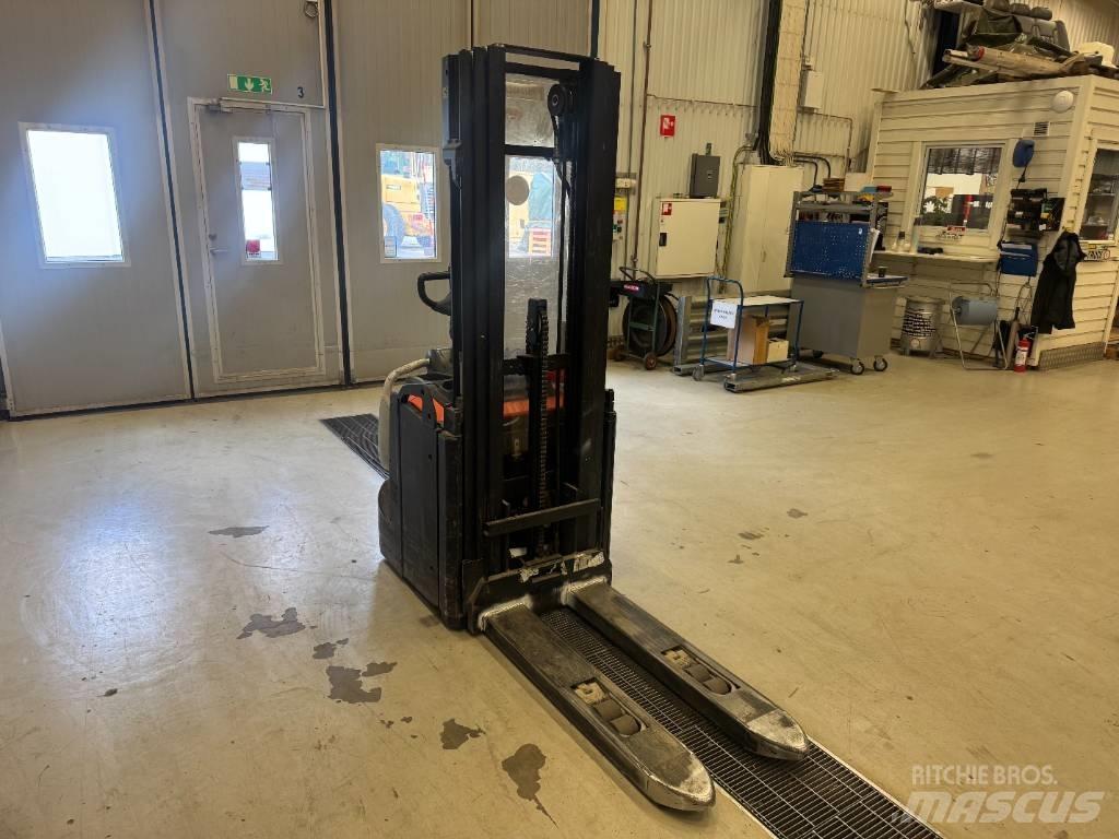 BT Toyota SPE 120 L Käyden ajettavat pinoamistrukit