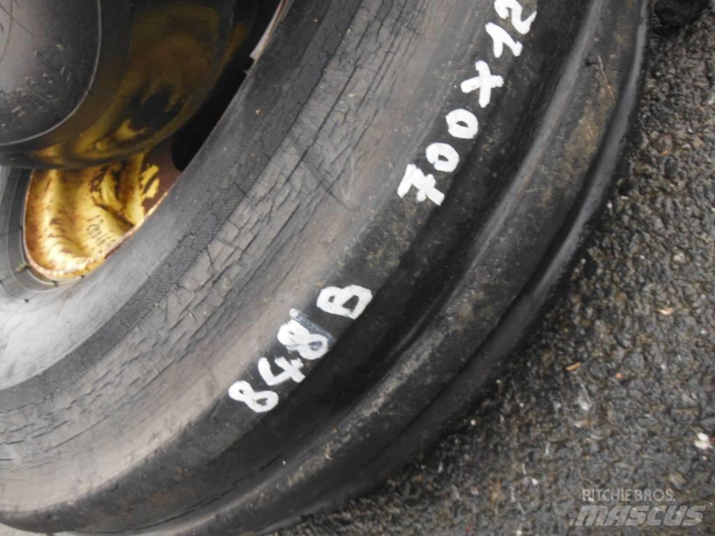Dunlop 7.00X12 Renkaat ja vanteet