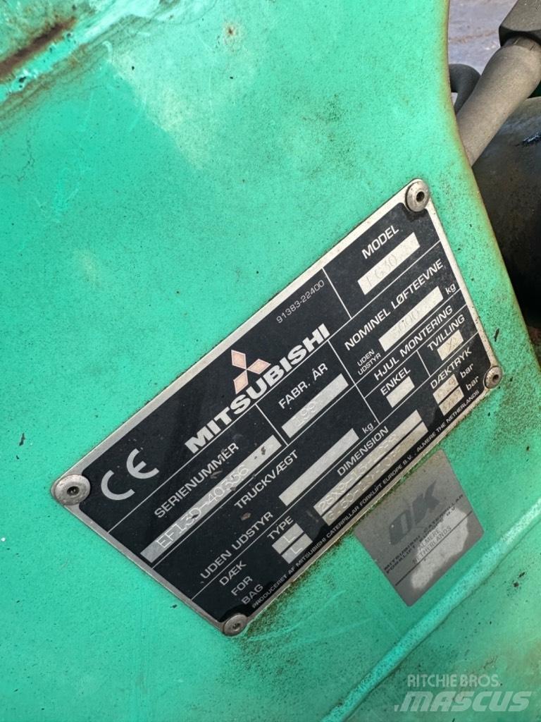 Mitsubishi FG 30 Nestekaasutrukit