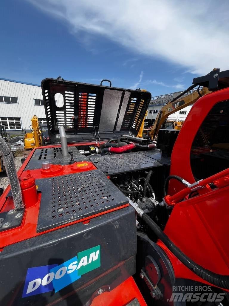 Doosan DX 225 Telakaivukoneet