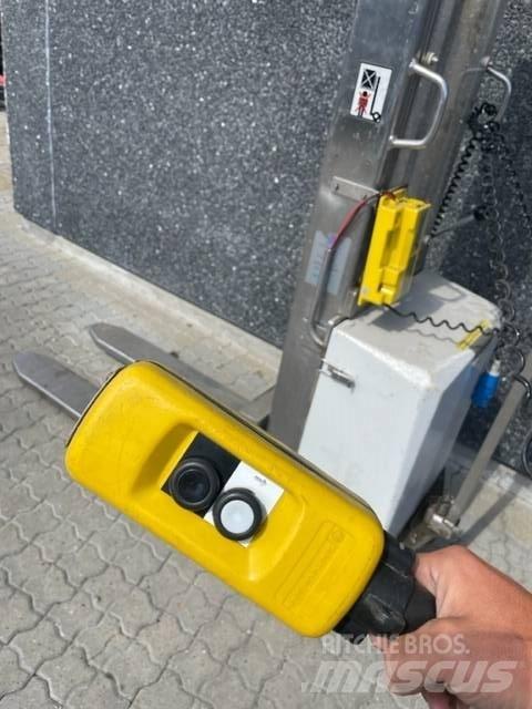 NH SB1000 Käyden ajettavat pinoamistrukit