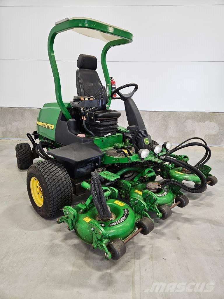 John Deere 8800 Päältäajettavat ruohonleikkurit
