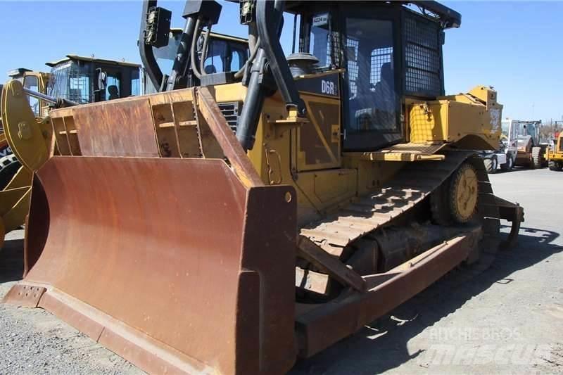 CAT D6R2 Telaketjupuskutraktorit