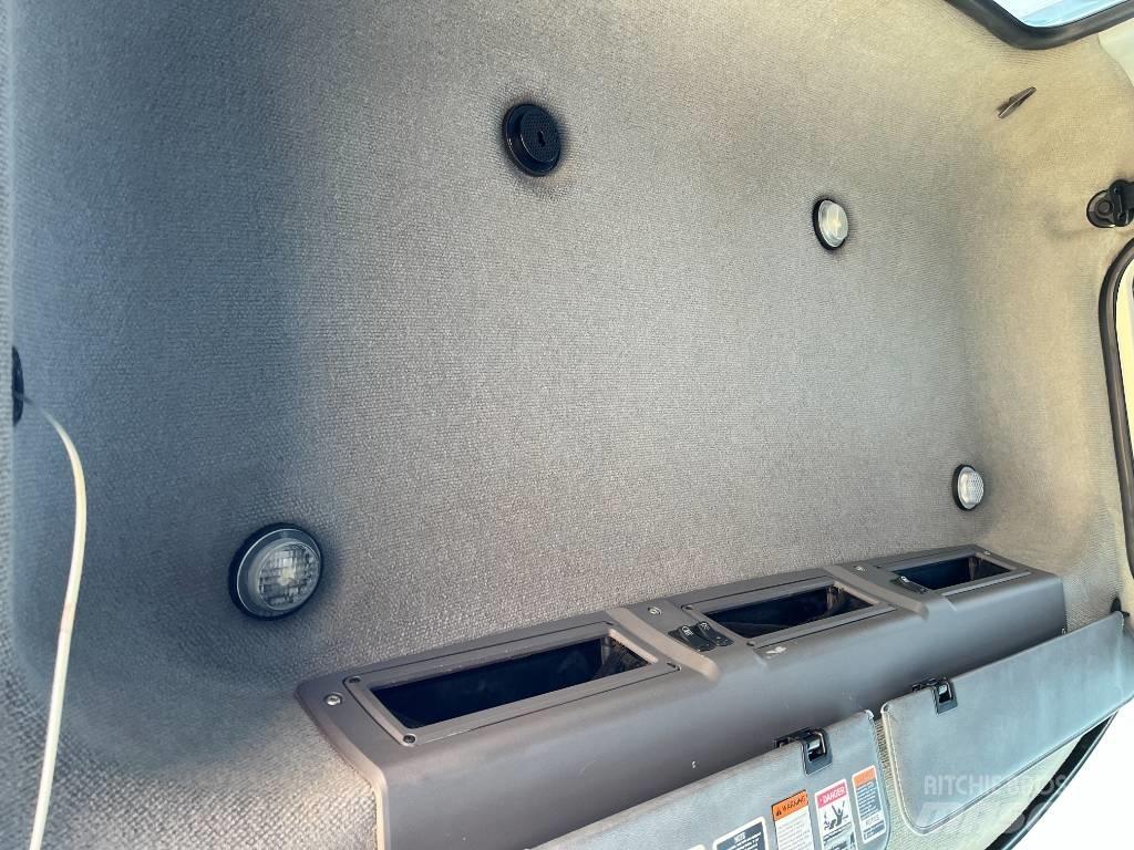 Mack CHU 613 Vetopöytäautot