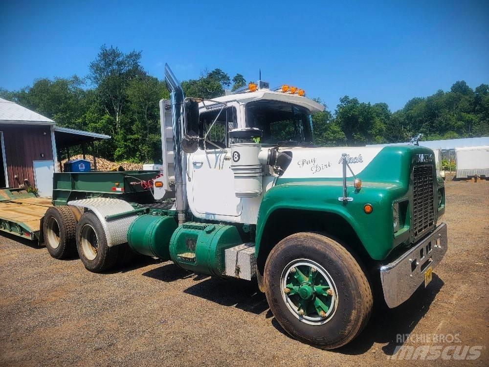 Mack R 688 ST Vetopöytäautot