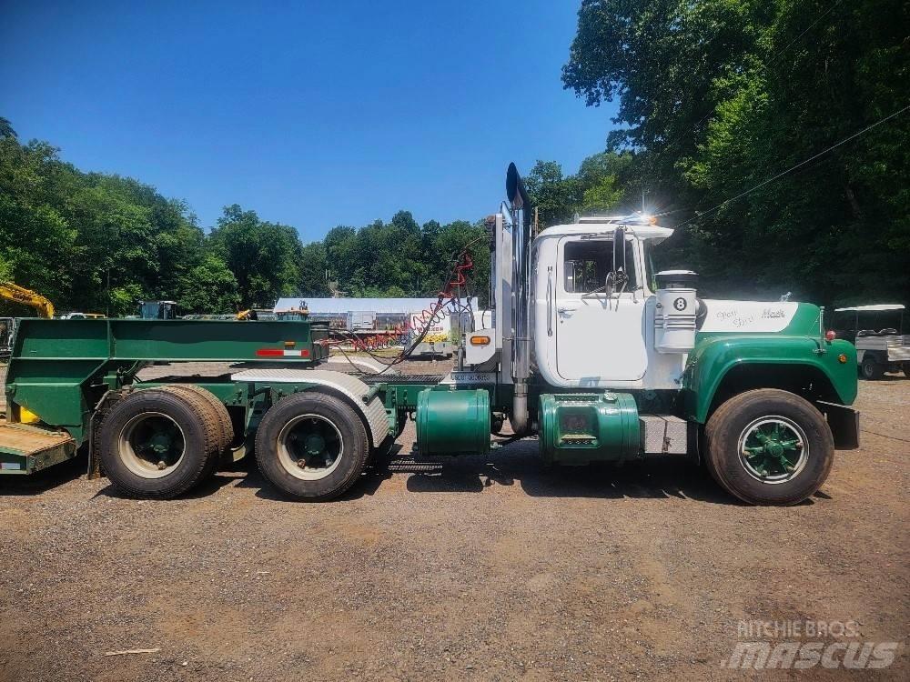 Mack R 688 ST Vetopöytäautot