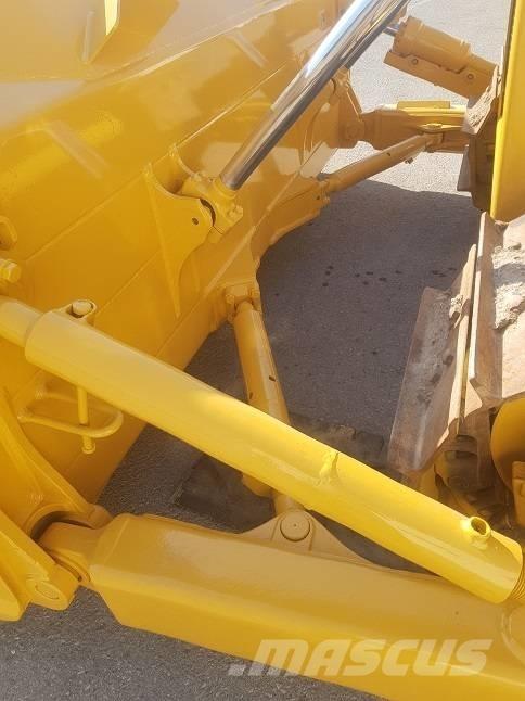 Komatsu D65EX-15 Telaketjupuskutraktorit