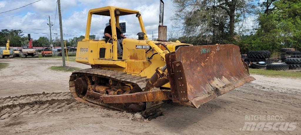John Deere 850 B Telaketjupuskutraktorit