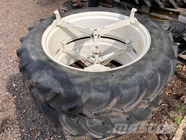 Pirelli 13.6 R38 Renkaat ja vanteet