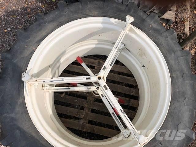 Pirelli 13.6 R38 Renkaat ja vanteet