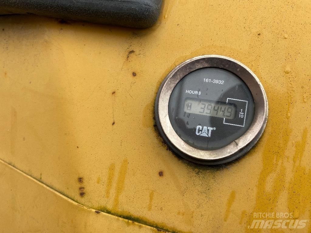 CAT D5G XL Telaketjupuskutraktorit