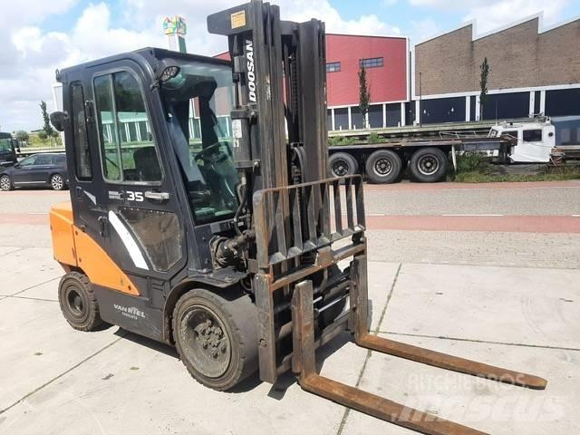 Doosan D 35 C-7 Dieseltrukit