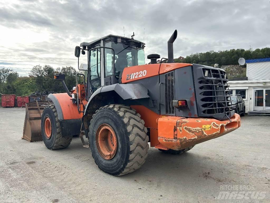 Hitachi ZW 220 Pyöräkuormaajat
