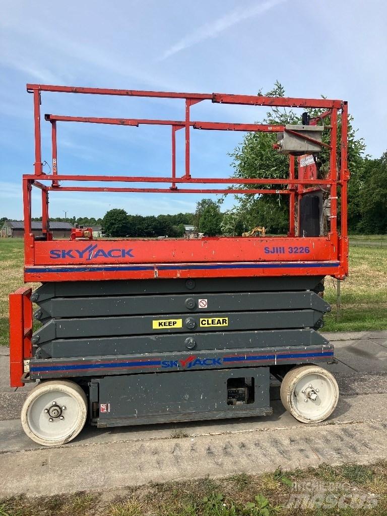 SkyJack 3226 Saksilavat