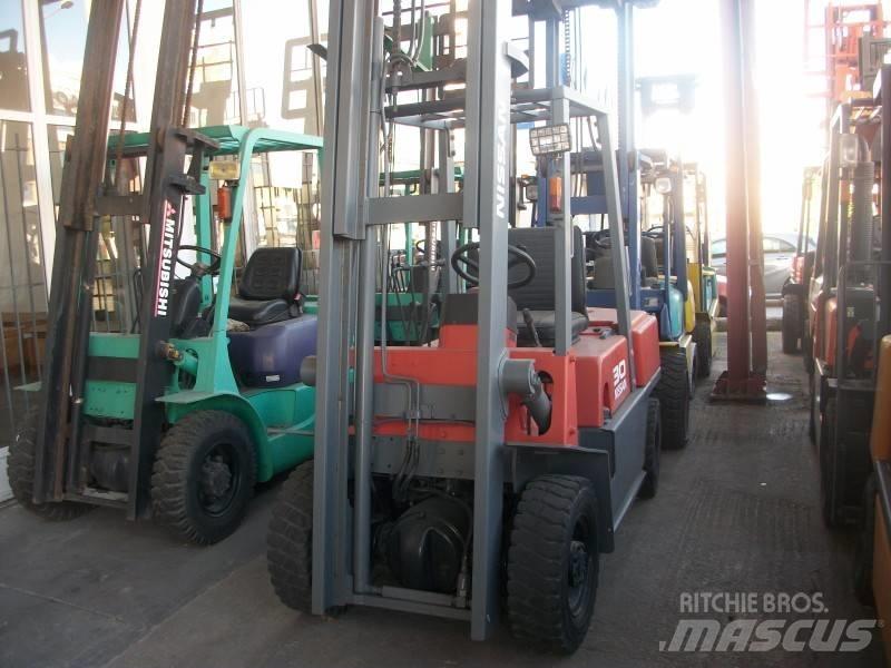 Nissan UGJ02M30 Nestekaasutrukit