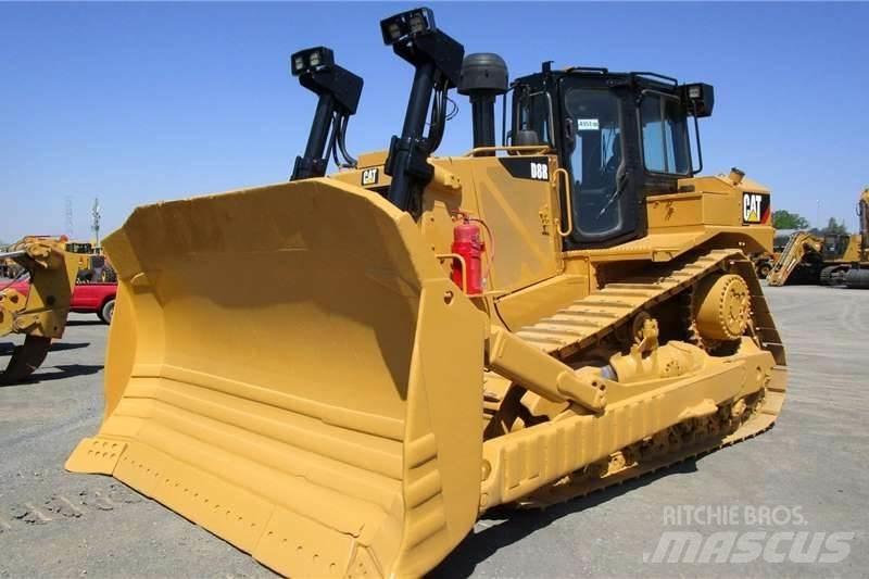 CAT D8R Telaketjupuskutraktorit