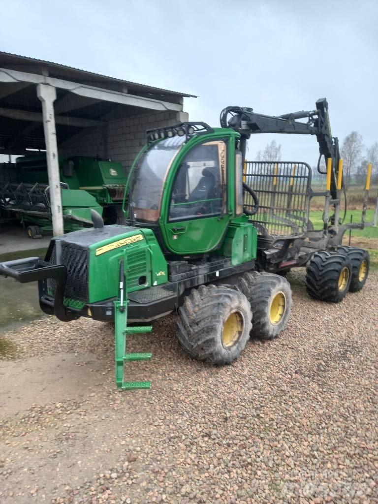 John Deere 810E Kuormatraktorit