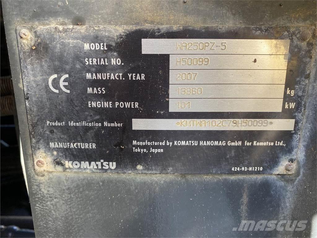 Komatsu WA250PZ-5 Pyöräkuormaajat