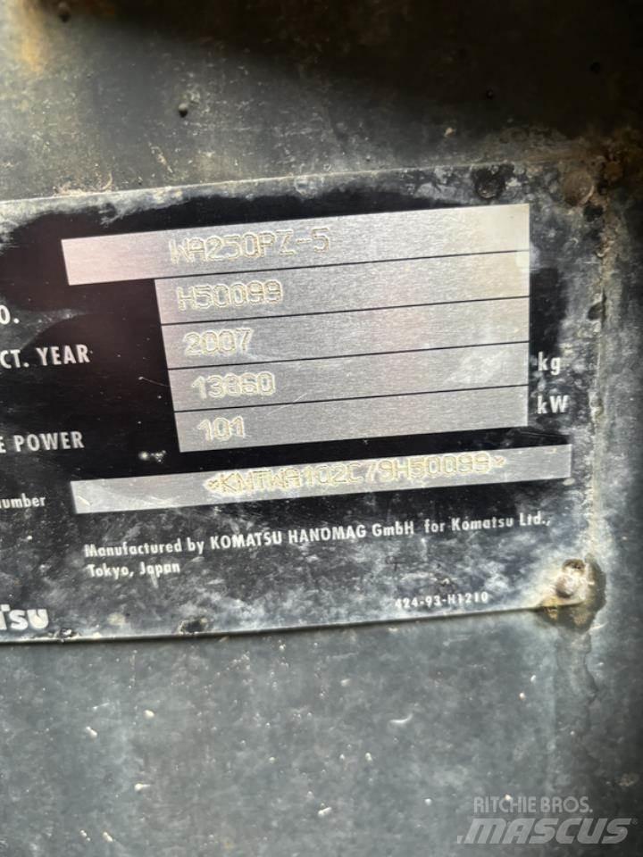 Komatsu WA250PZ-5 Pyöräkuormaajat