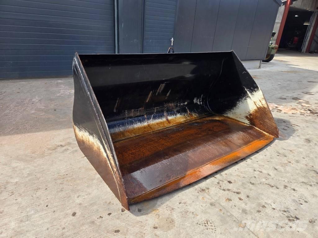 JLG 2450 / 2400 Etukuormaimen varusteet