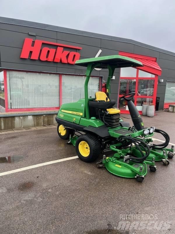 John Deere 7400A Reuna-alueiden ja karheikkojen leikkurit