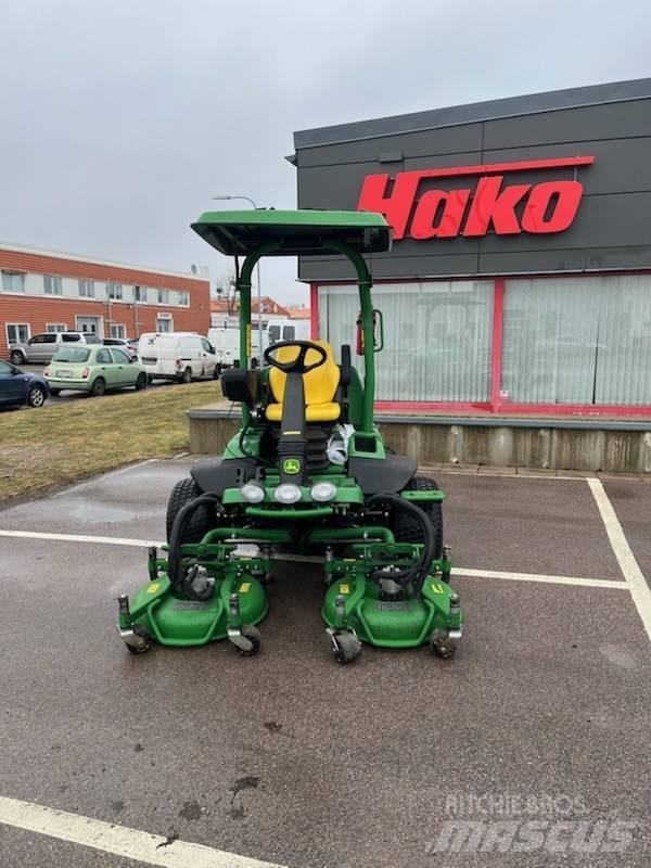 John Deere 7400A Reuna-alueiden ja karheikkojen leikkurit