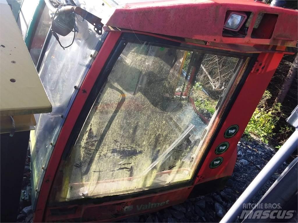 Valmet 941 Ohjaamo ja sisusta