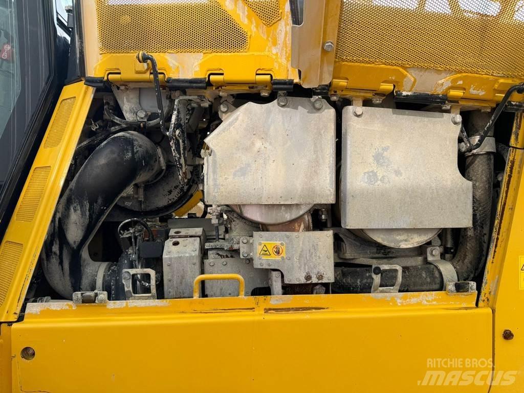 Komatsu D65PXi-18 Telaketjupuskutraktorit