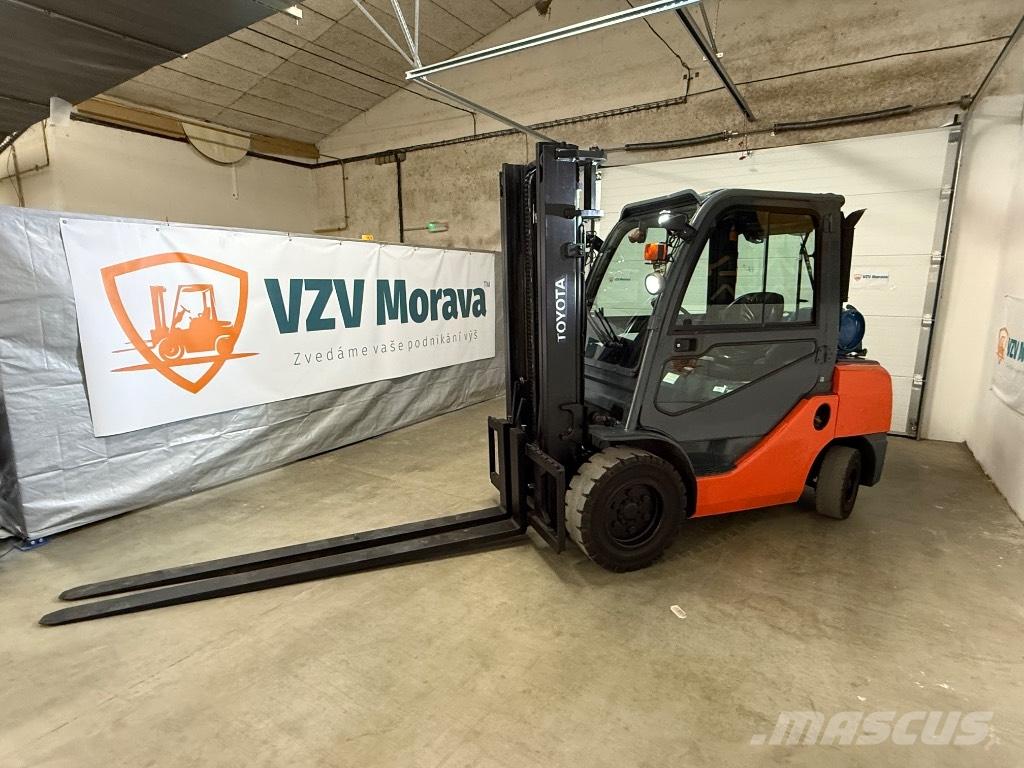 Toyota 02-8 FGJF 35 Nestekaasutrukit