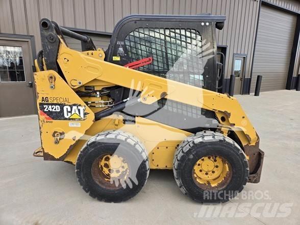 CAT 242D Liukuohjatut kuormaajat