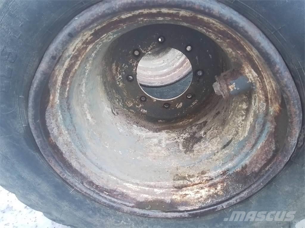 Valmet 828 20x22,5 Renkaat ja vanteet