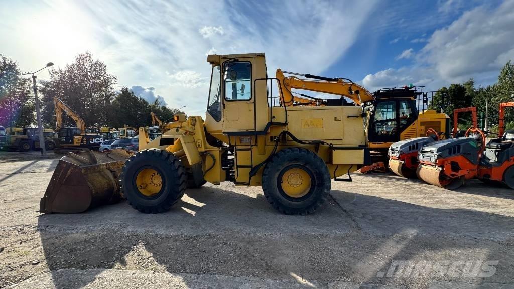Komatsu WA 200 Pyöräkuormaajat