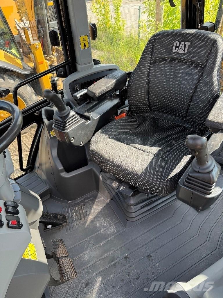 CAT 444 Kaivurikuormaajat