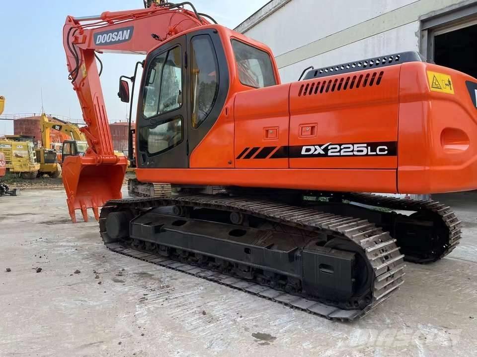 Doosan DX 225 Telakaivukoneet