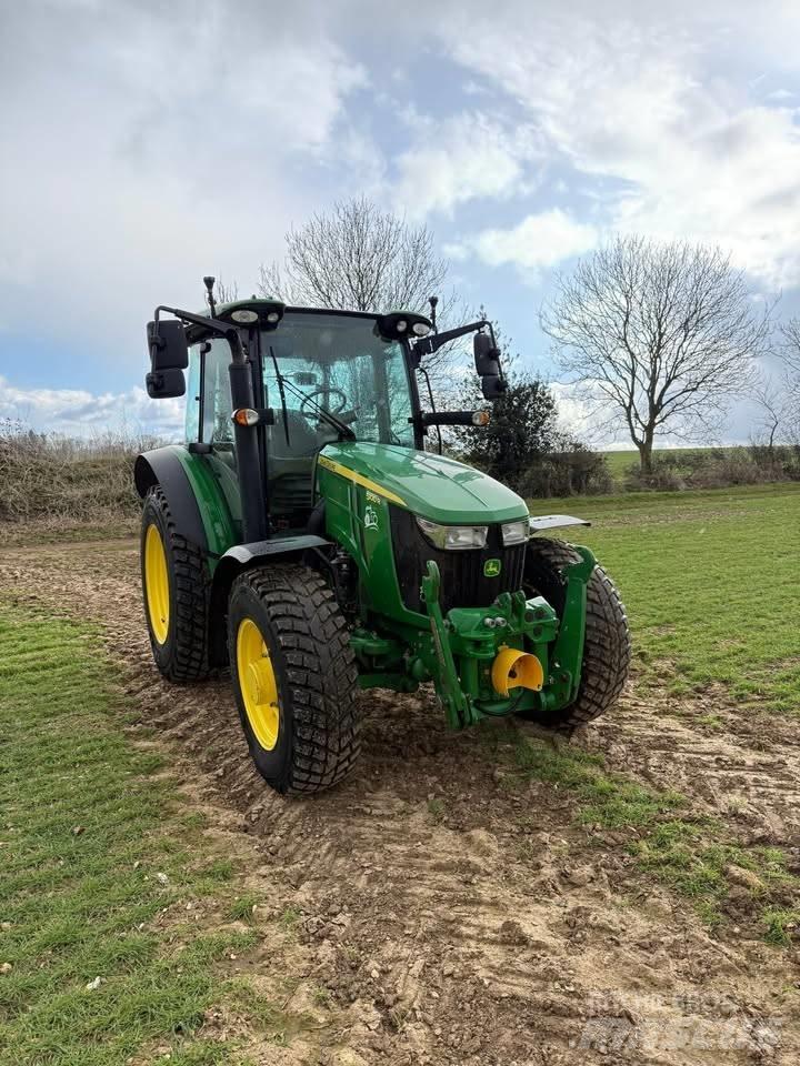 John Deere 5100 R Traktorit