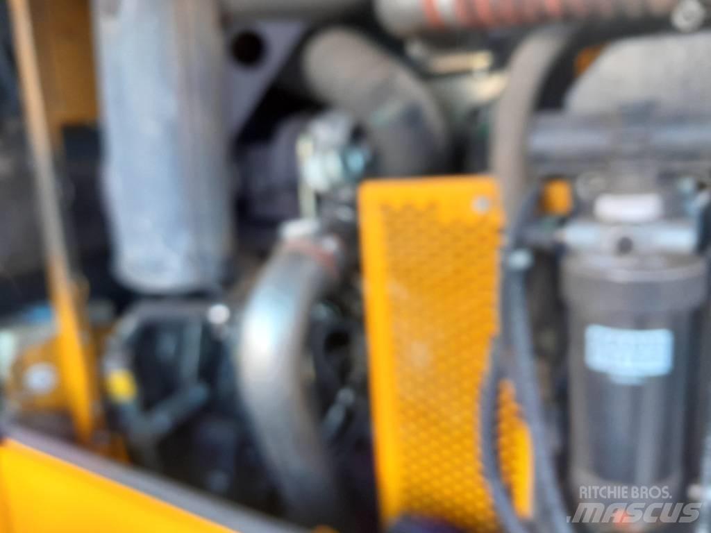 JCB 412 Maatalouskurottajat