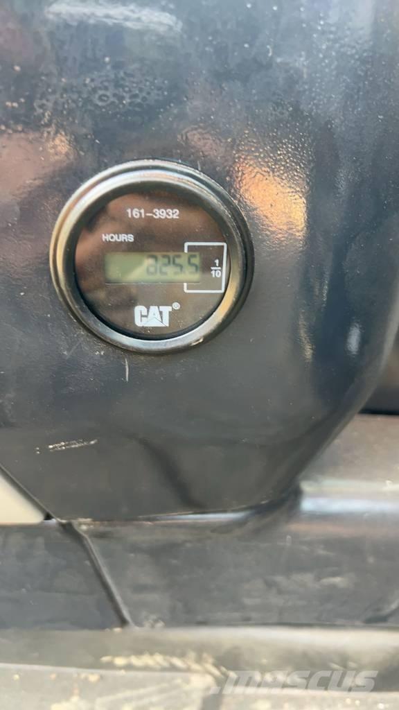 CAT 325 D Telakaivukoneet