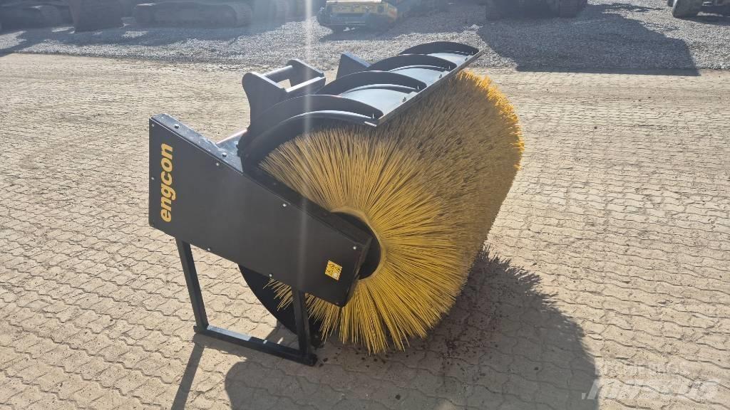 Engcon sweeper Lakaisukoneet