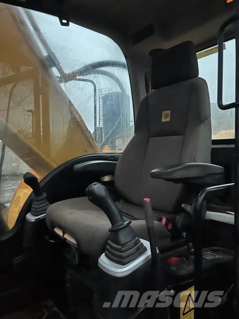 JCB JS 220 LC Telakaivukoneet
