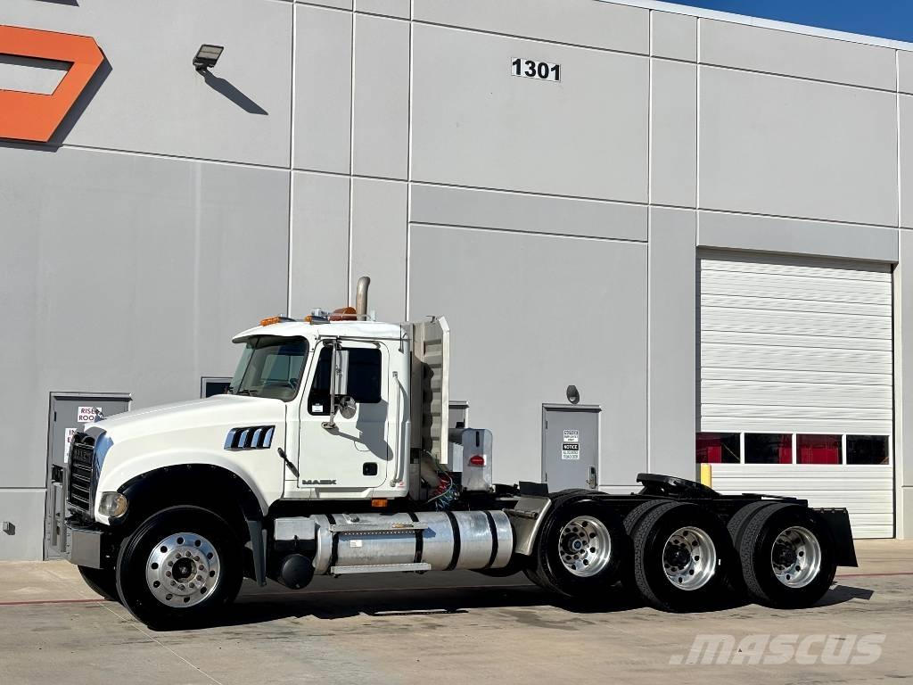 Mack GU713 Vetopöytäautot