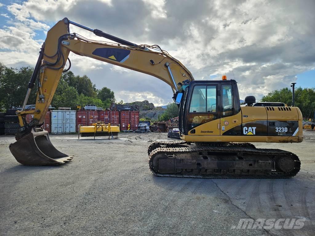 CAT 323 Telakaivukoneet