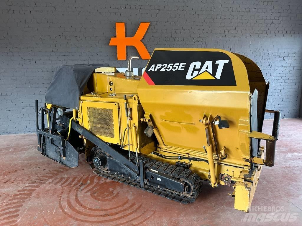CAT AP 255 E Asfalttikoneet