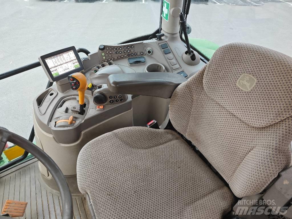John Deere 6215 R Traktorit