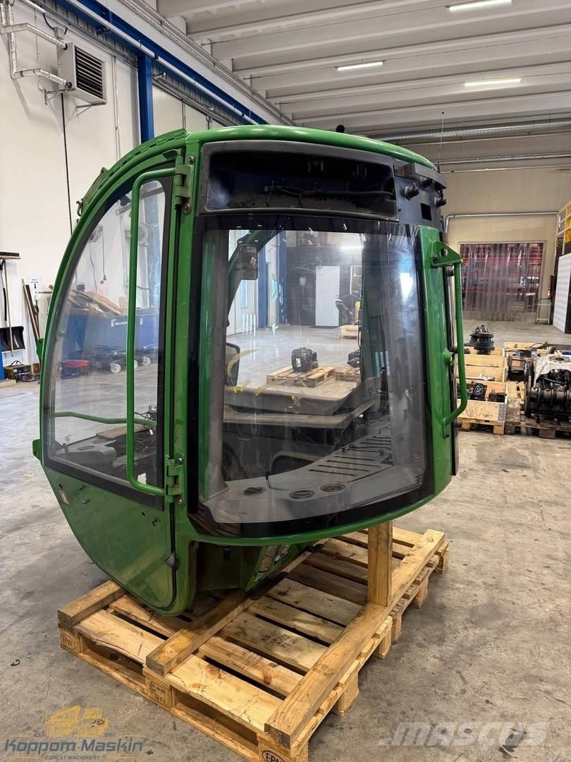 John Deere 1210E Ohjaamo ja sisusta