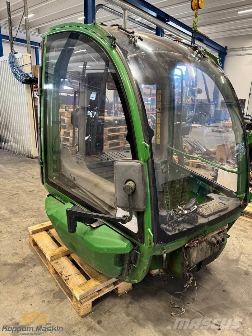 John Deere 1210E Ohjaamo ja sisusta