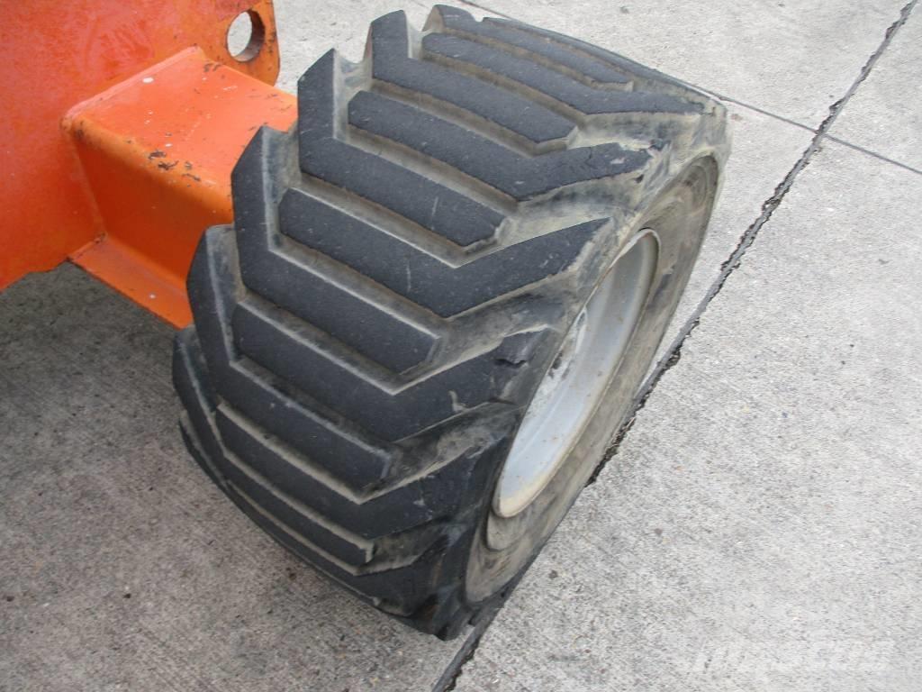 JLG 510 AJ (048) Pienikokoiset itseliikkuvat puominostimet